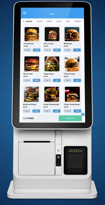 Totem de autoatendimento com cardápio de lanches na tela