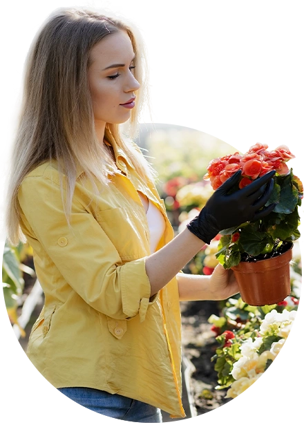 mulher com vaso de flores nas mãos, representando controle de estoque