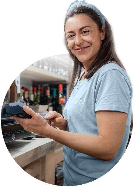 mulher realizando pagamento em máquina de cartão, representando pagamentos simplificados