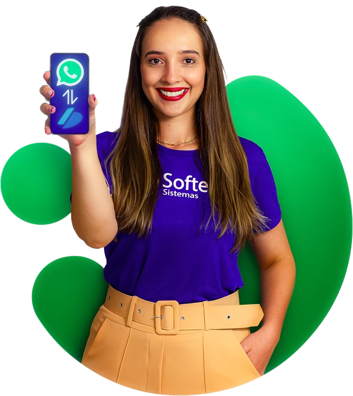 Mulher com uniforme da Soften Sistemas segurando celular representando que o sistema tem integração via WhatsApp